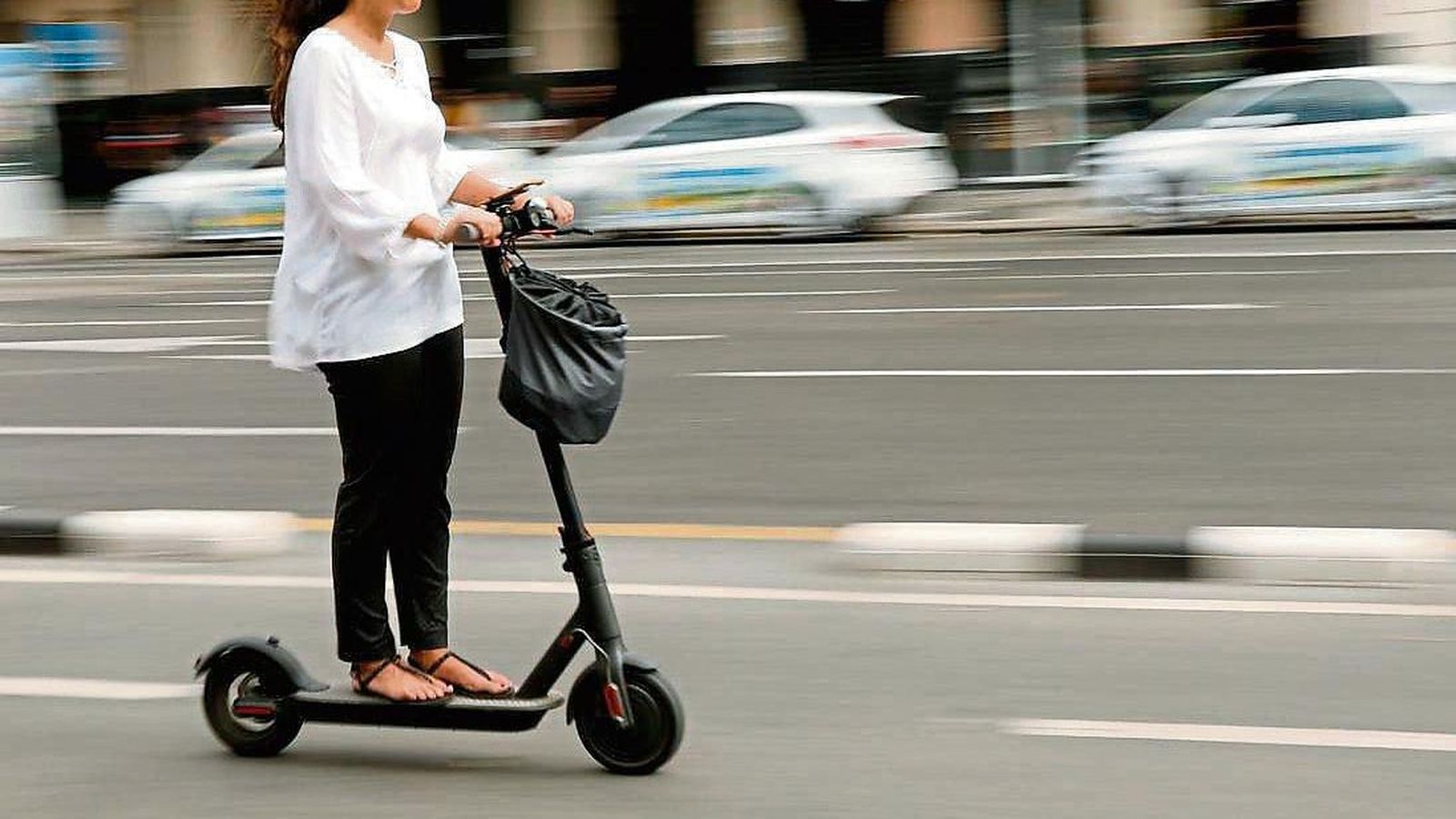 Una dona en patinet a València en una imatge d'arxiu