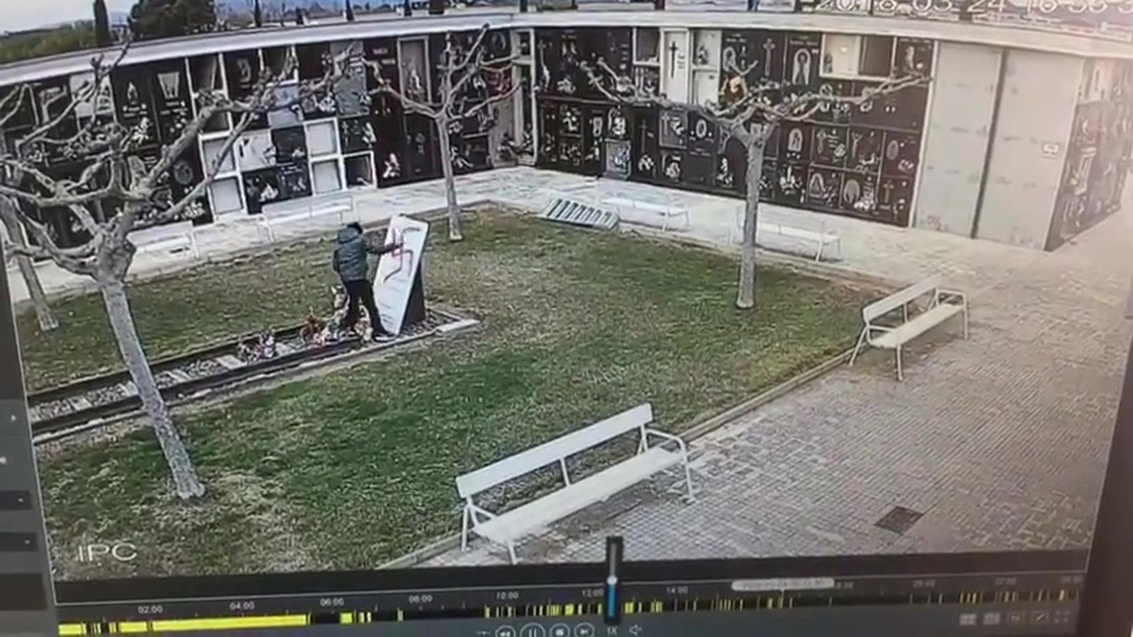 Gravació de les càmeres de seguretat del cementeri de Vinaròs