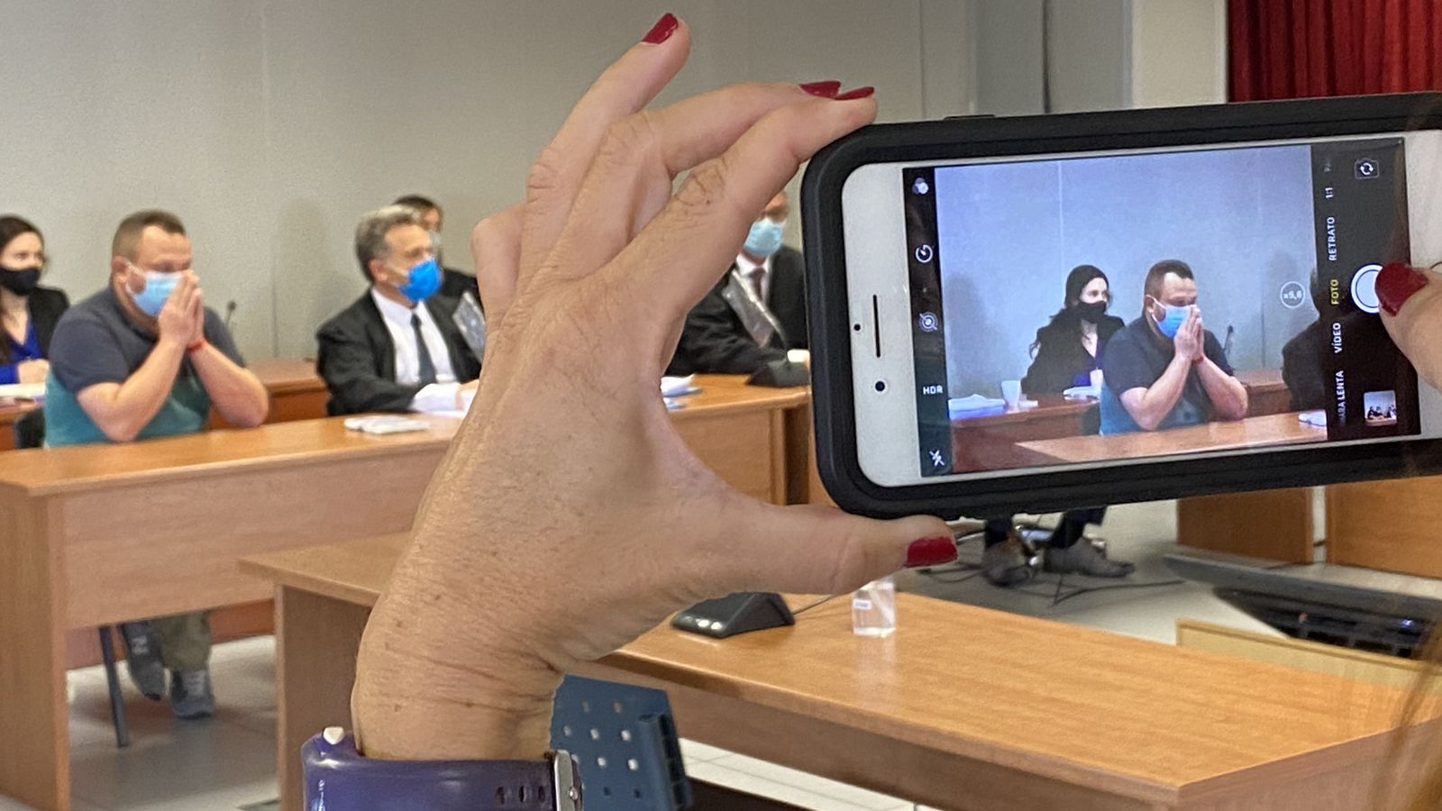 Una assistent al judici celebrat la setmana passada pren una foto a l'acusat dels fets