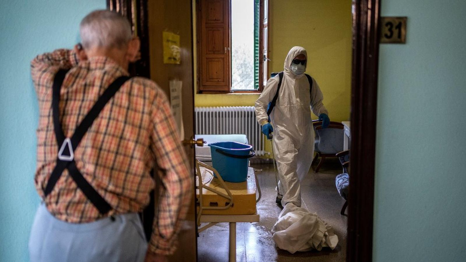 Efectius de bombers en labors de desinfecció durant la pandèmia, en una imatge d’arxiu