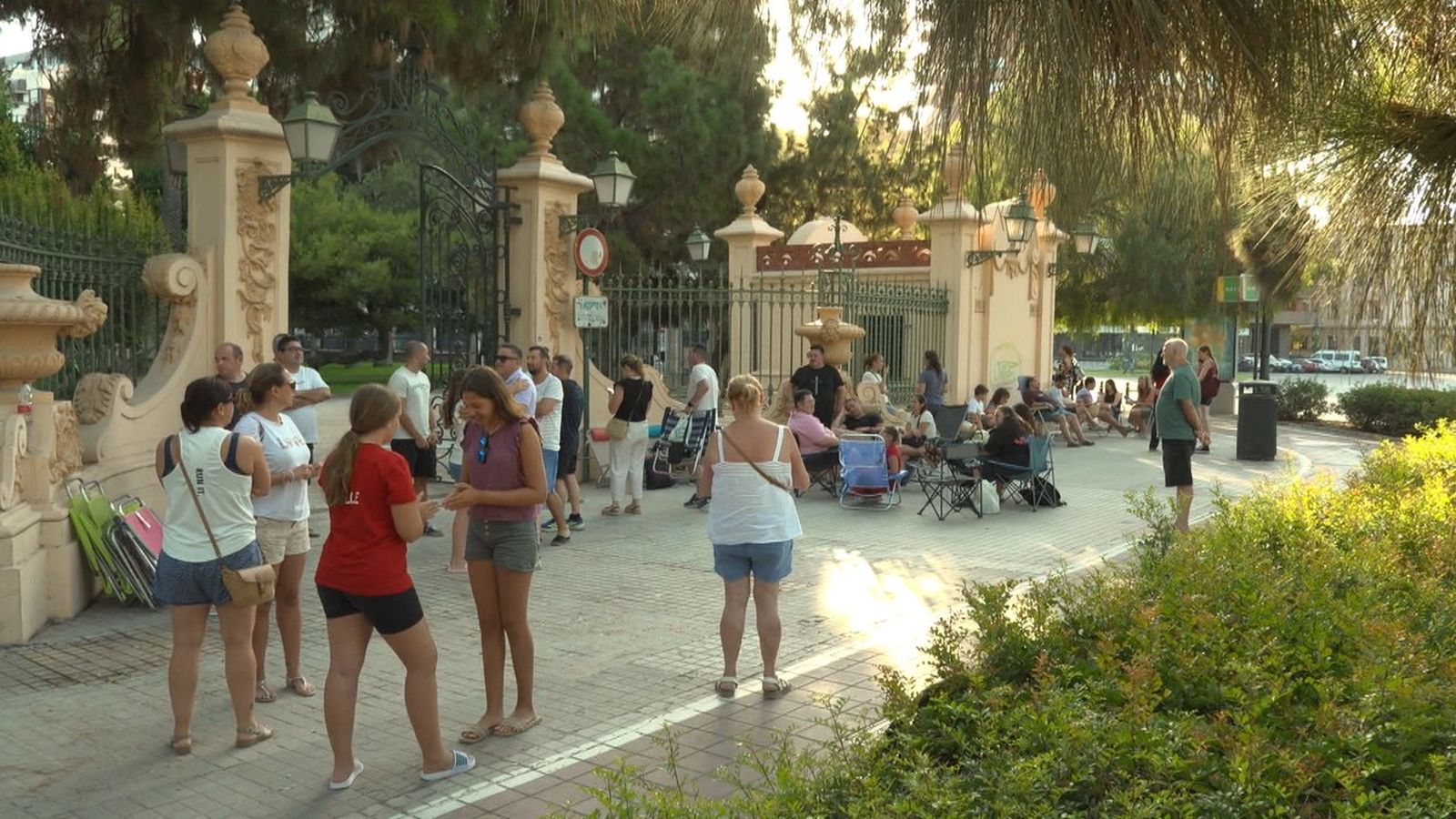 Desenes de persones fan nit al carrer per a aconseguir una de les últimes llotges de la Batalla de Flors