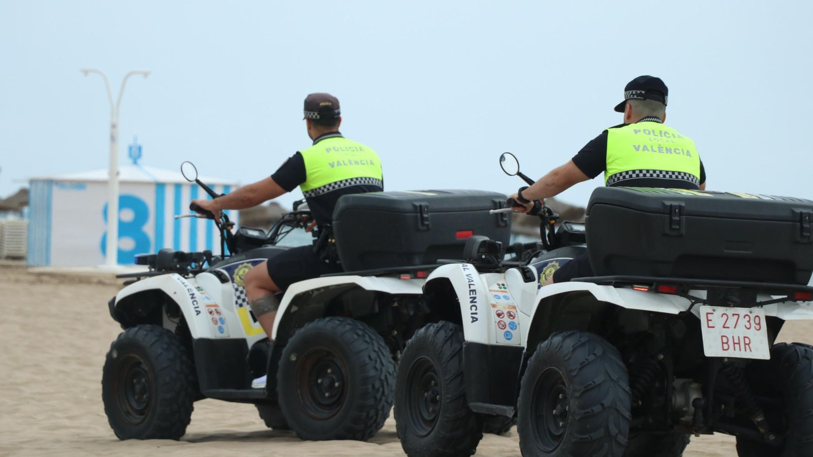 Dos agents de l'operatiu especial de platges de la Policia Local de València