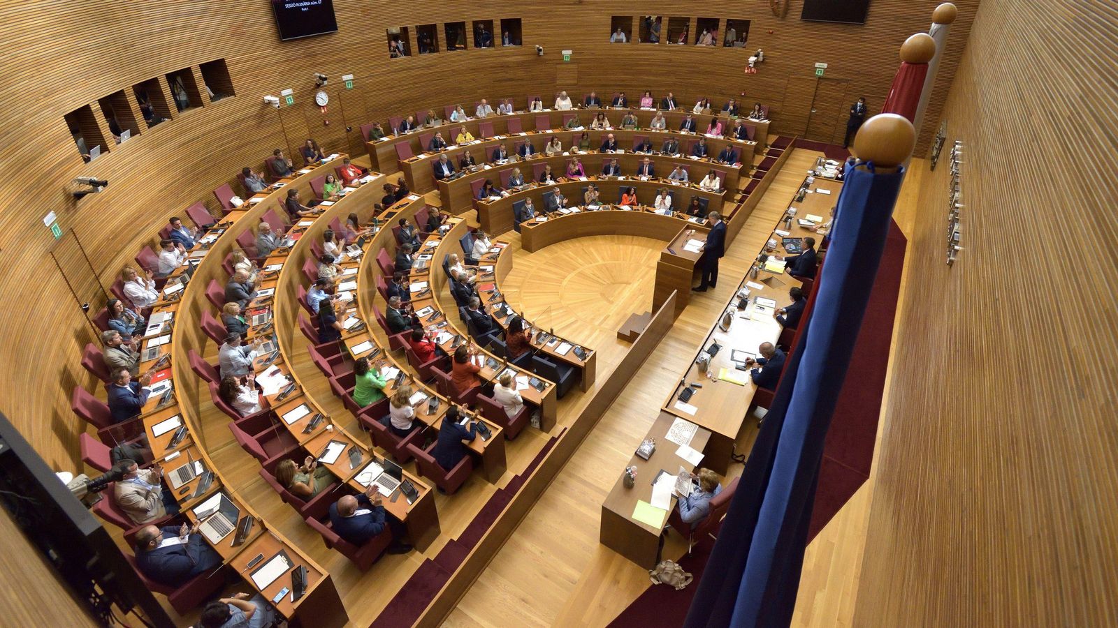 Els diputats escolten la intervenció de Puig, qui intervé des de la palestra, en el debat de política general d'aquest dimarts