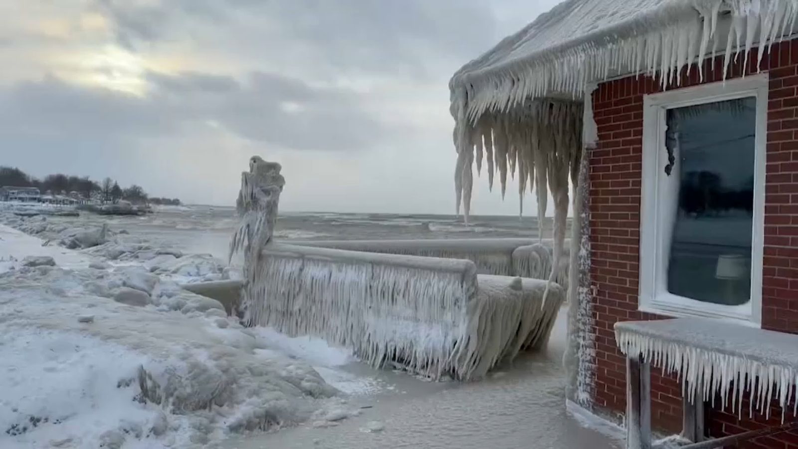 Vista del llac Erie, a Buffalo, totalment congelat
