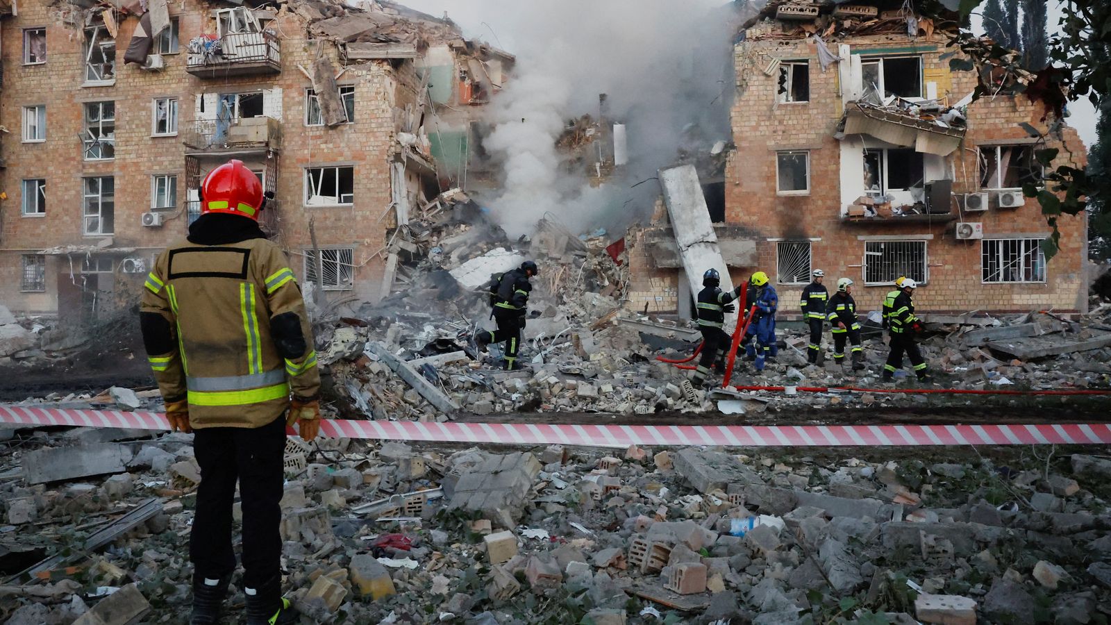 Enderrocs en un barri de Kíiv després dels bombardejos, este dijous