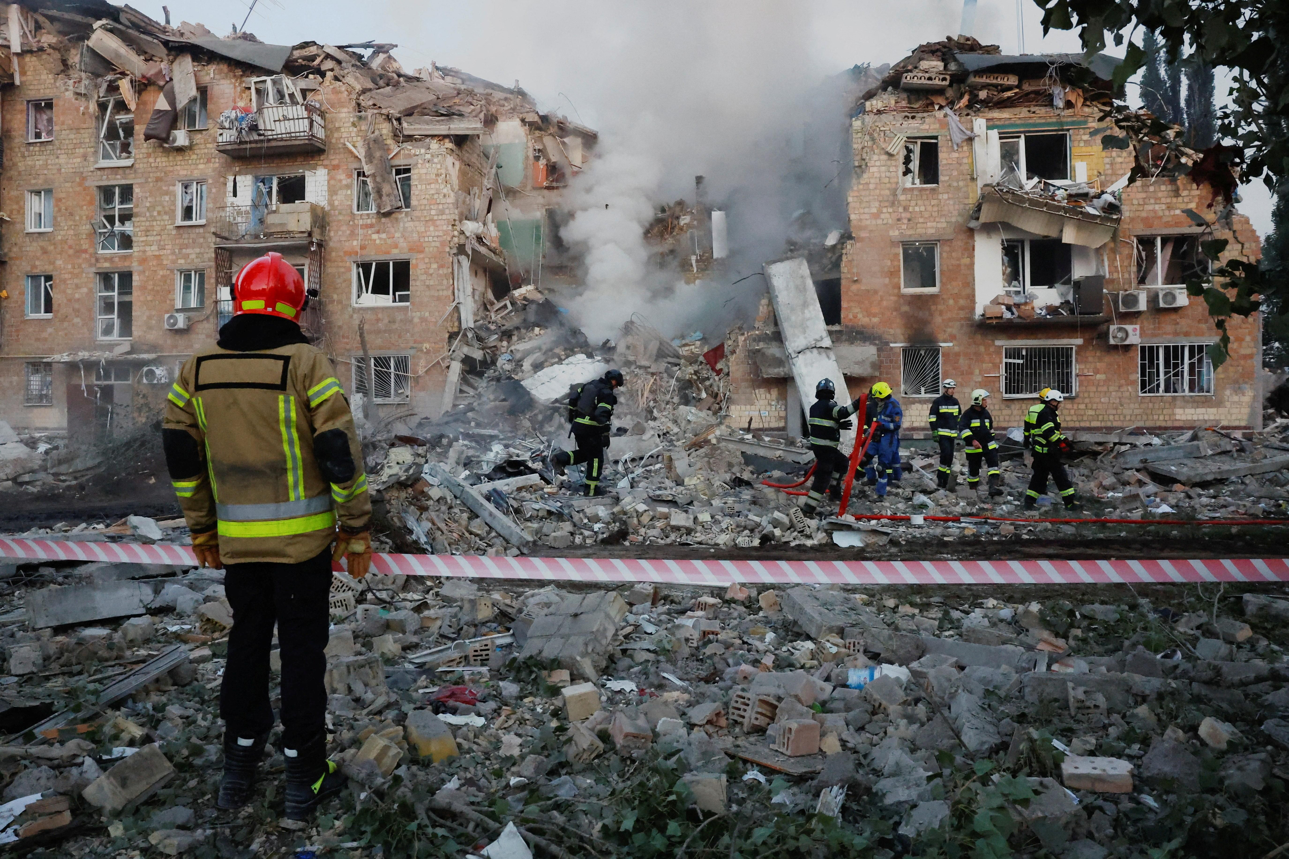 Enderrocs en un barri de Kíiv després dels bombardejos, este dijous Enderrocs en un barri de Kíiv després dels bombardejos, este dijous