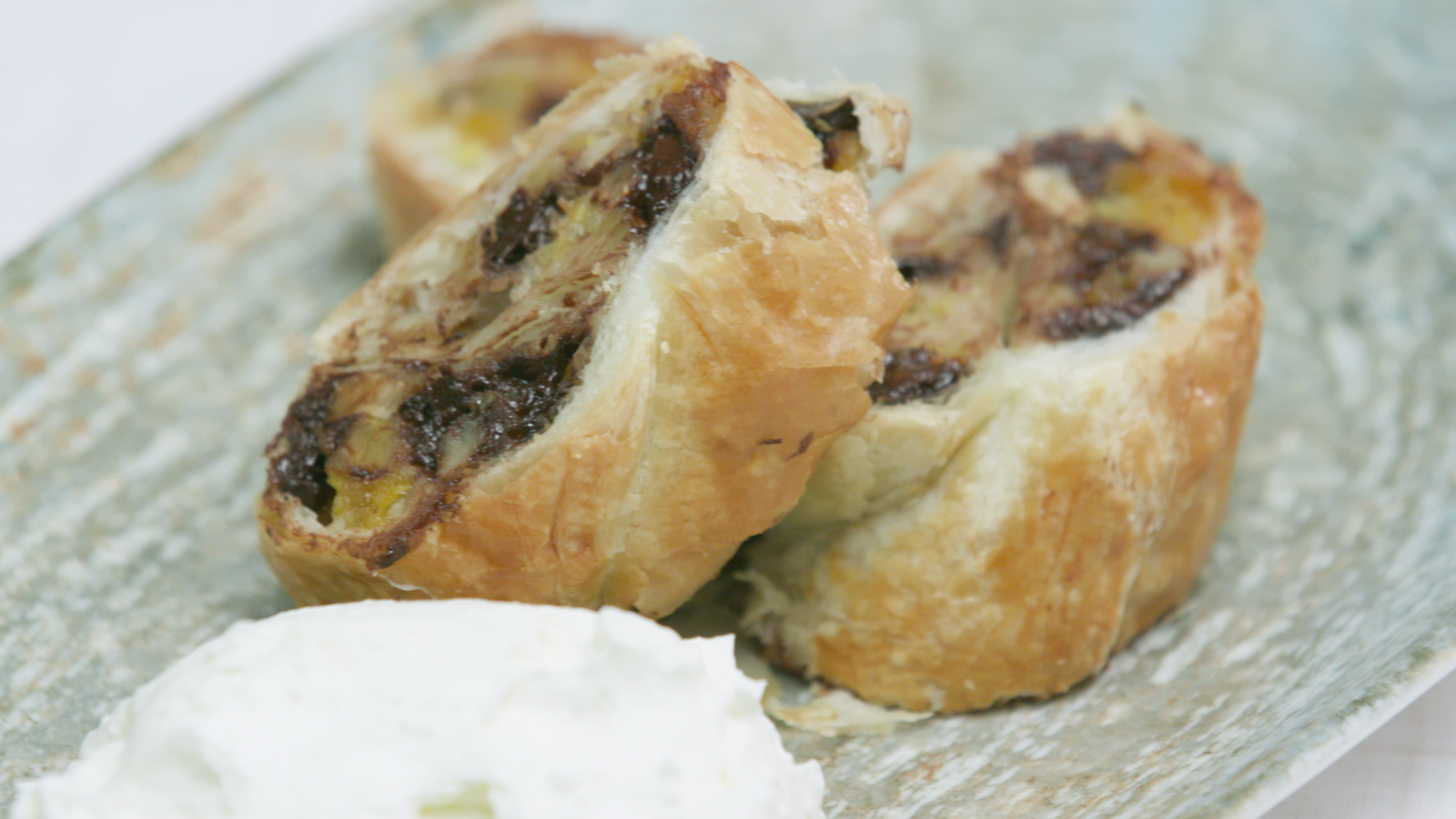 Pasta fullada de plàtan i xocolate