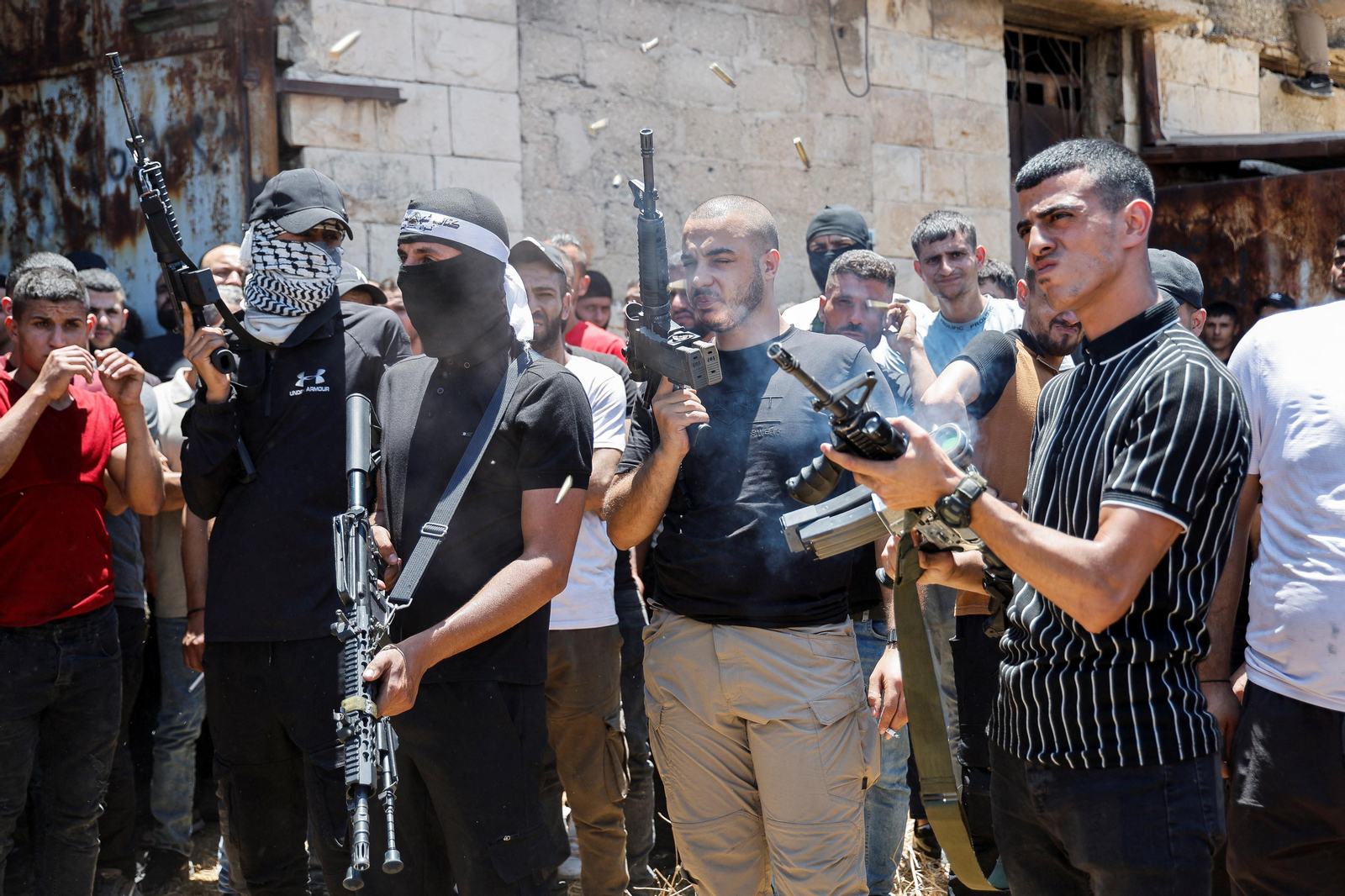 Milicians palestines disparen a l'aire durant els funerals pels morts al campament de Jenín