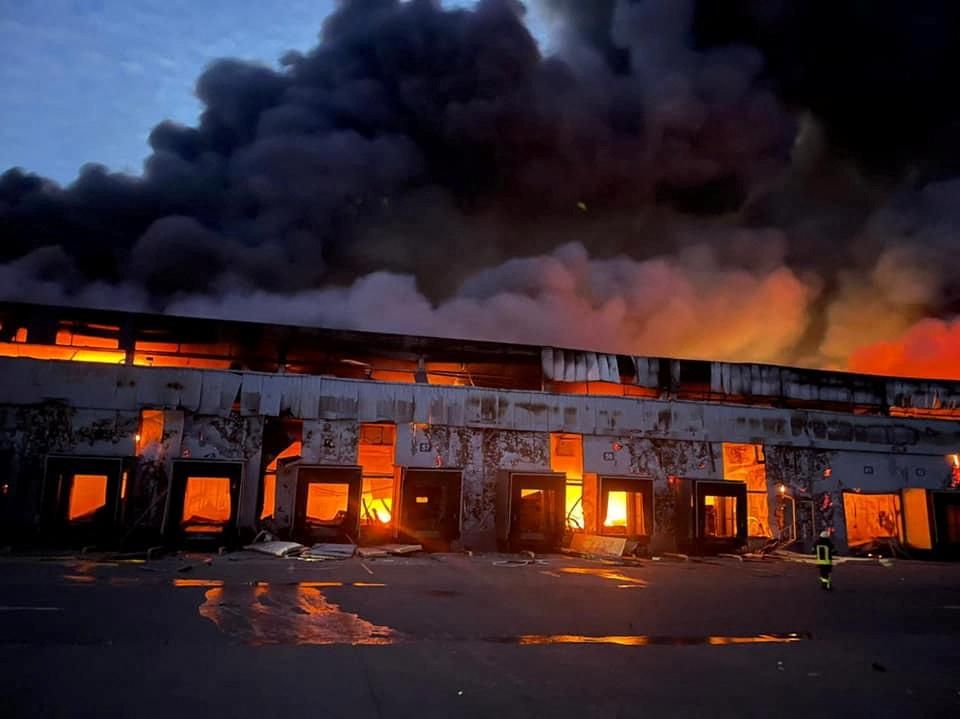 Un magatzem destruït per bombes russes a Kvitneve, a la regió de Kíiv, aquest dissabte Un magatzem destruït per bombes russes a Kvitneve, la regió de Kíiv, aquest dissabte