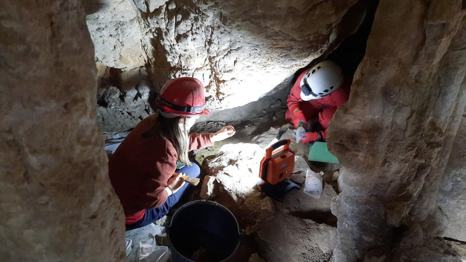 Excavacions en el jaciment de la Cova dels Diablets