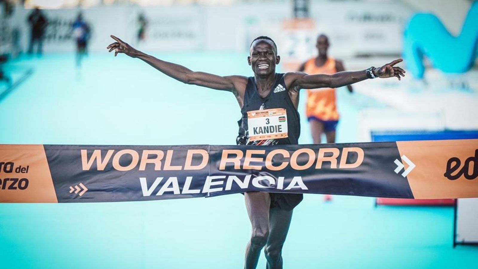 Kibiwott Kandie, a l'arribada a meta en la Mitja Marató de València de 2020