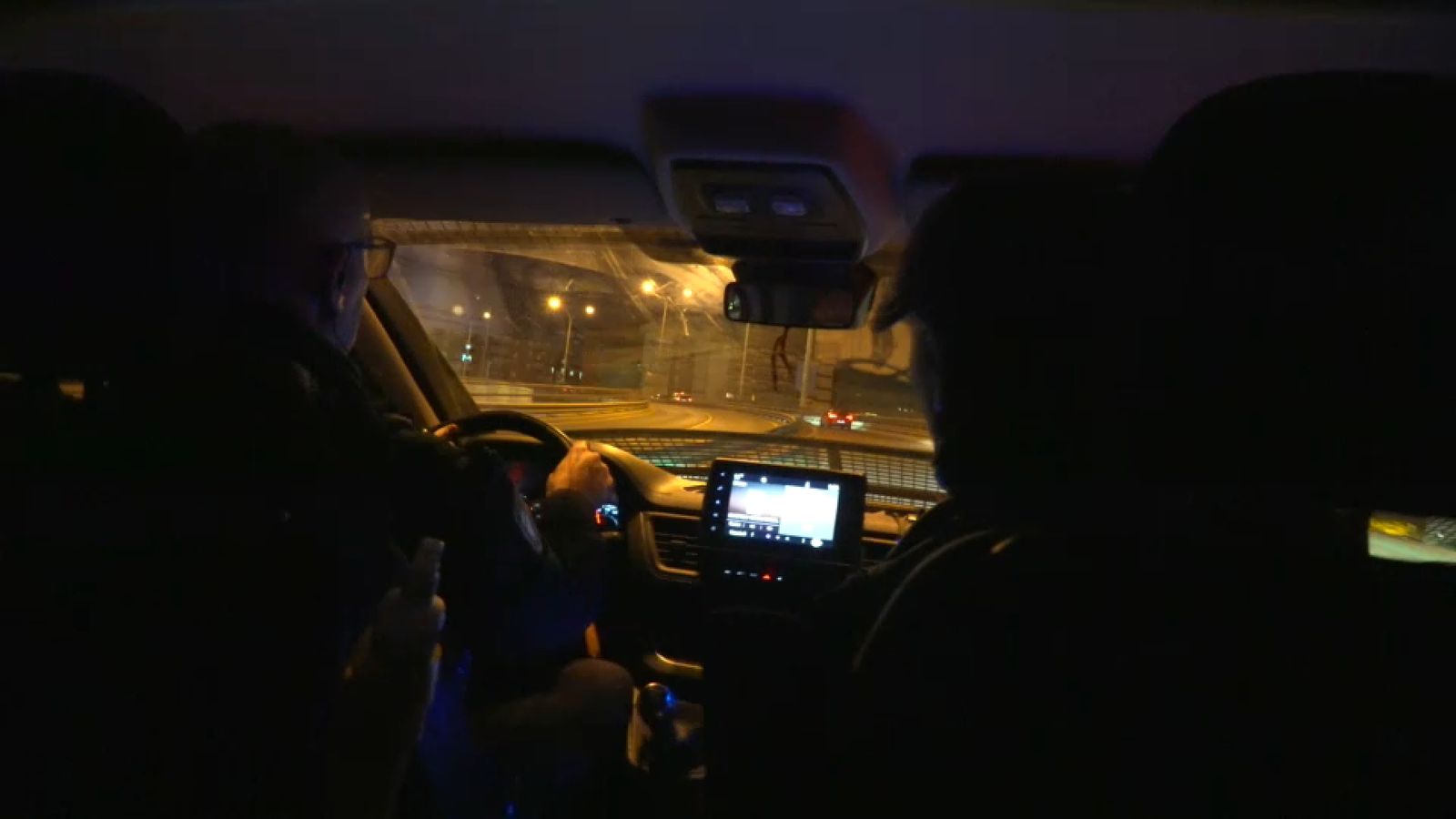 Interior del vehicle policial on s'han pujat les càmeres d'À Punt per a acompanyar una patrulla de la policia durant la Nit de Nadal