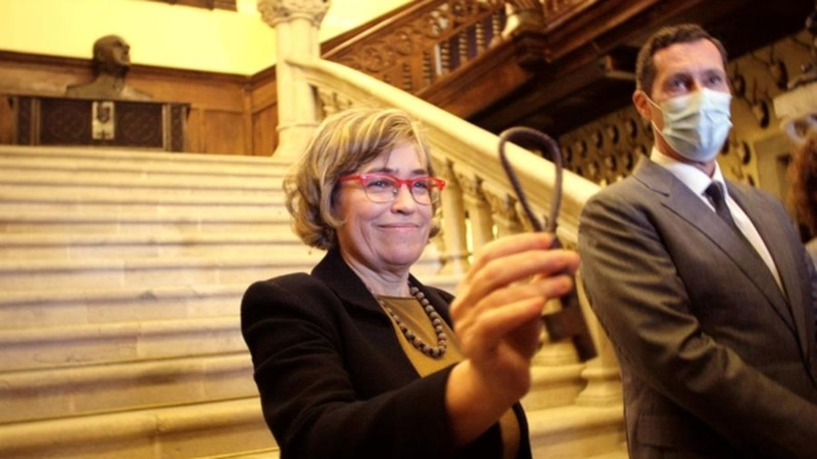 L'advocada de l'Estat Consuelo Castro Rey, amb les claus del Pazo de Meirás aquest dijous