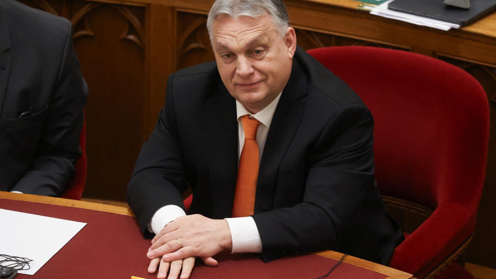 El primer ministre hongarès, Viktor Orban, mira abans de la votació de la ratificació de l'adhesió de Suècia a l'OTAN a Budapest