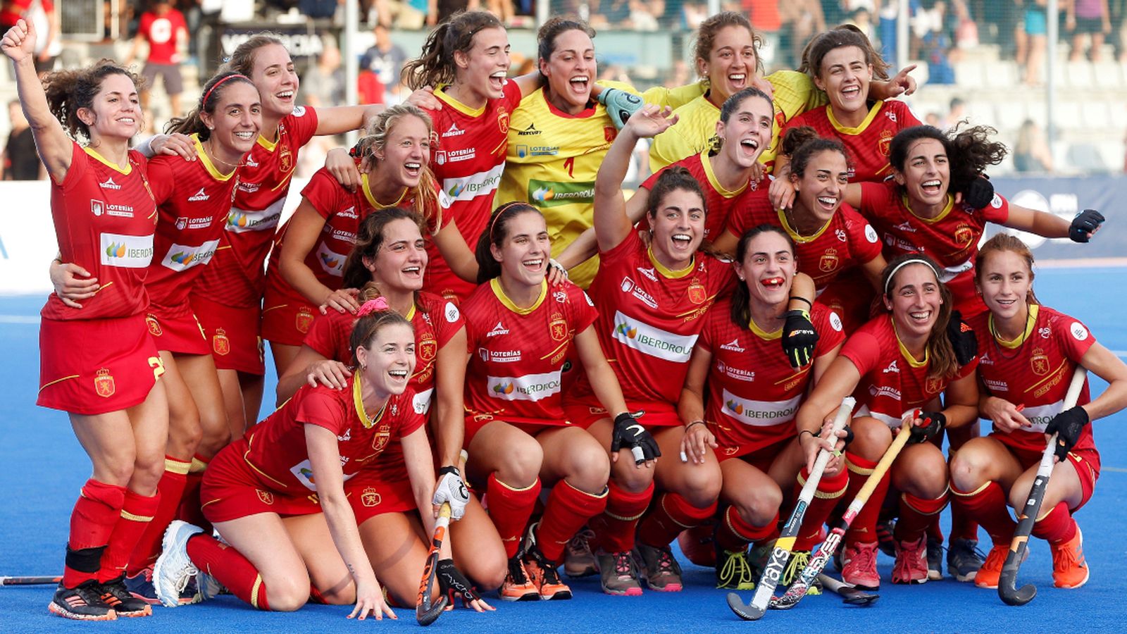 Les jugadores espanyoles celebren el triomf contra el Canadà.