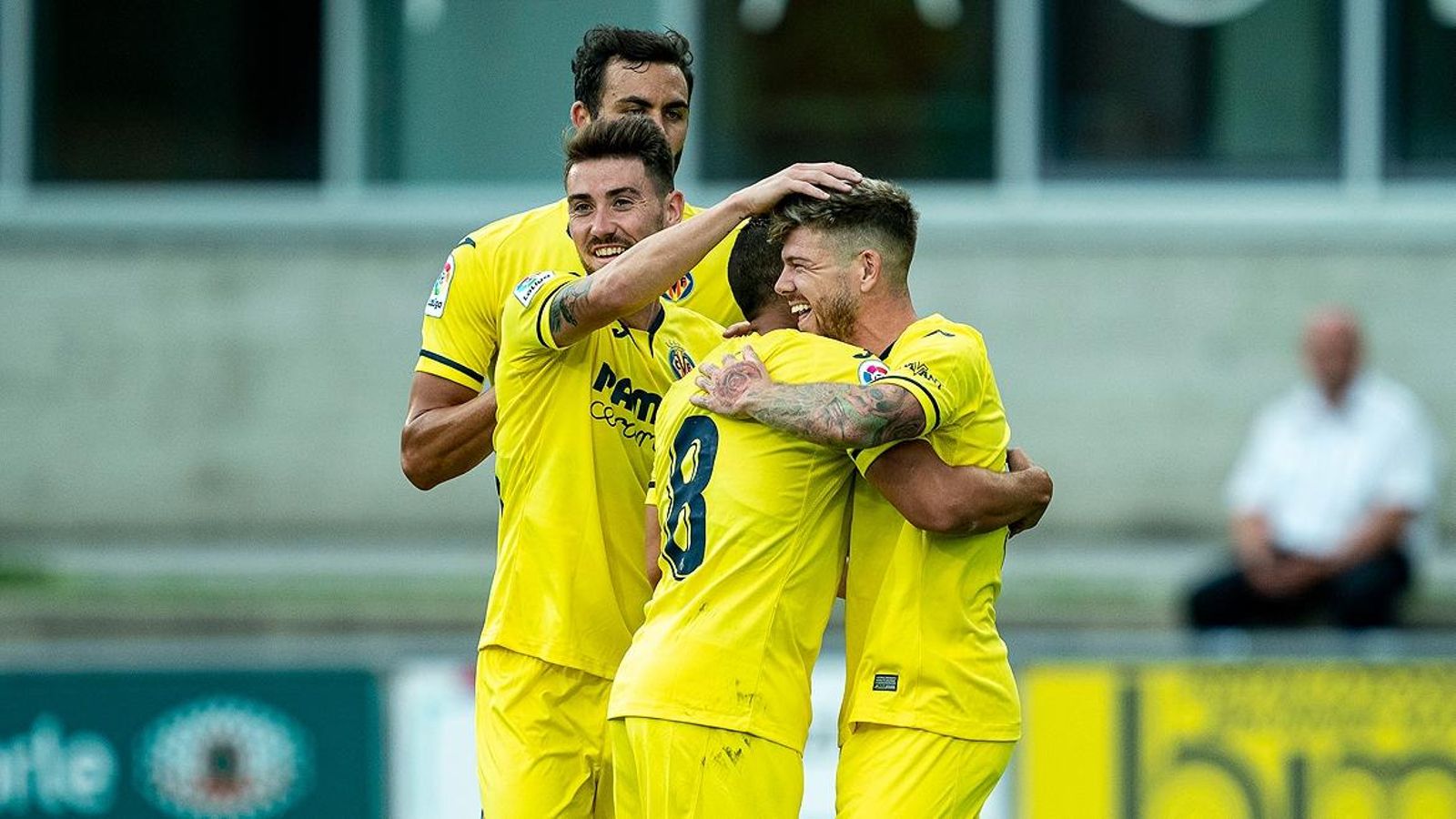 Els jugadors groguets celebren un gol