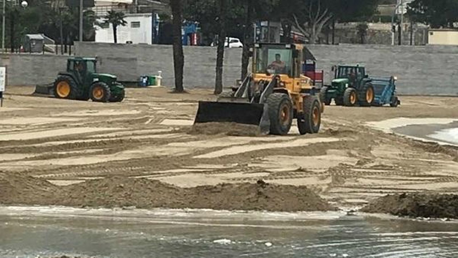 Els treballs de condicionament de les platges afectades per la pluja ja han començat