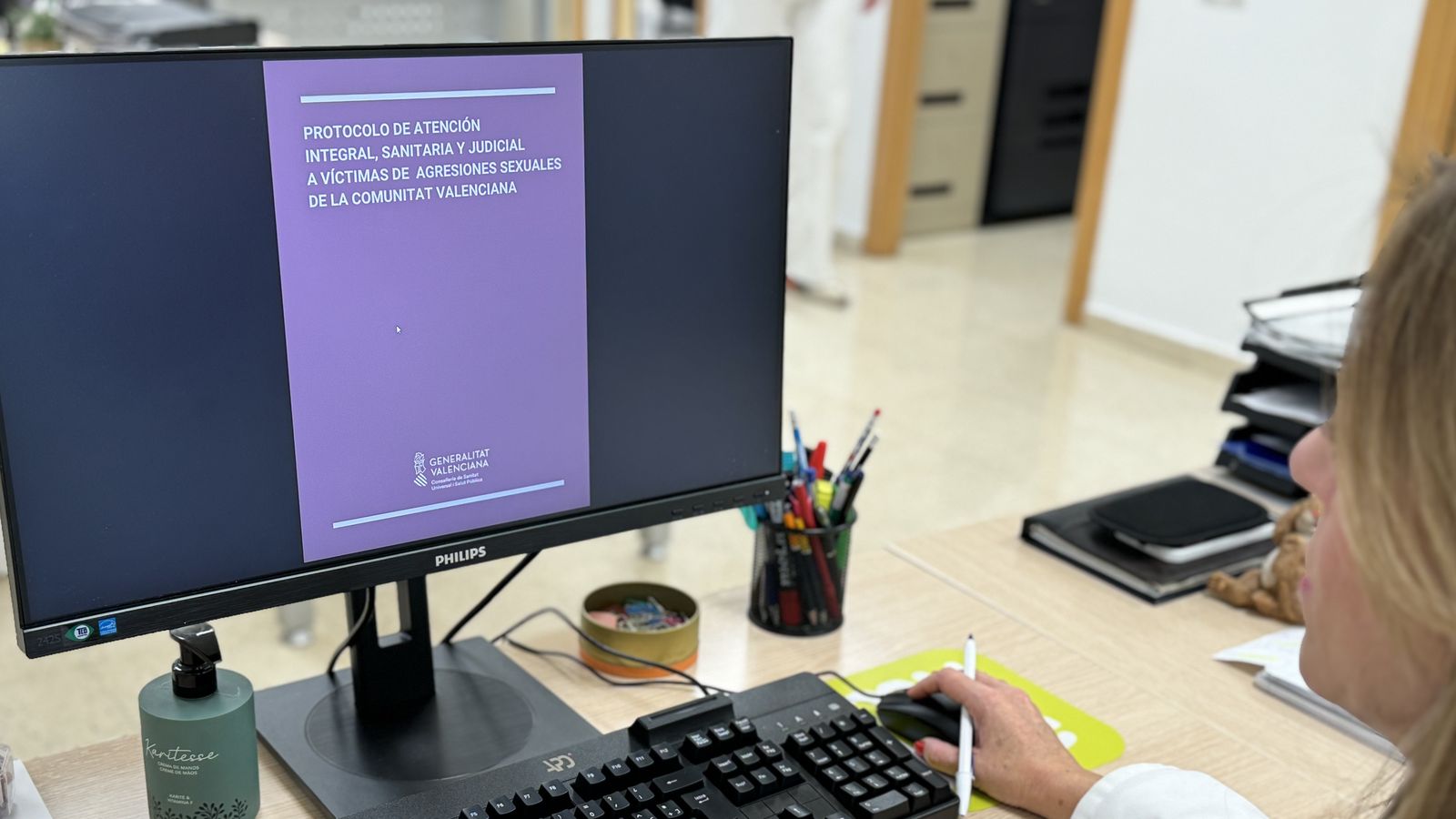 Treballadora amb el nou protocol d'agressions sexuals