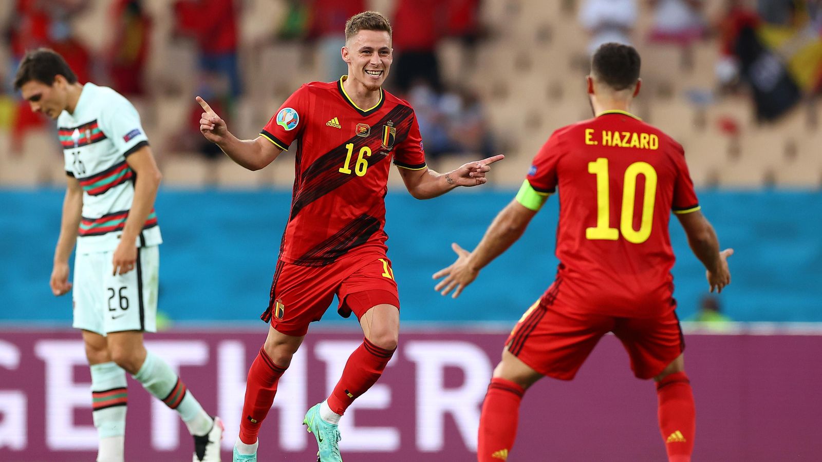 Els germans Hazard celebren el gol de Bèlgica