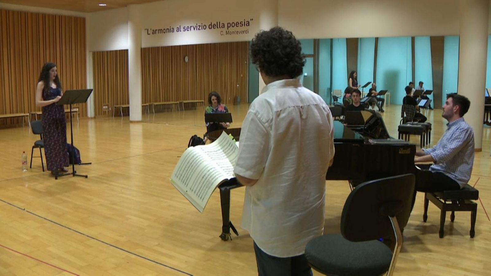 Els artistes del Centre de Perfeccionament del Palau de les Arts assagen l'òpera ‘El tutor burlat’ acompanyats al piano