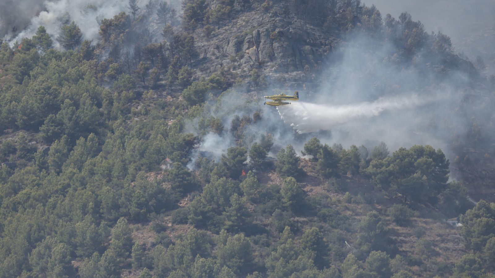Vista de l'incendi de la Vall d'Uixó (Plana Baixa), este dissabte.