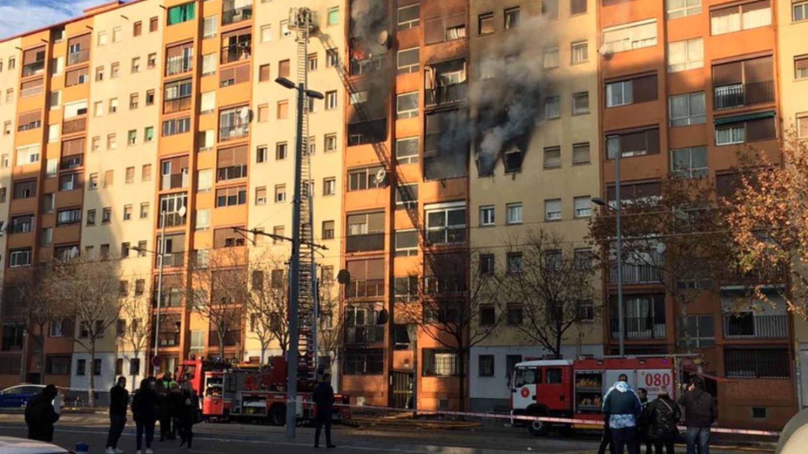 Tres persones mortes i vora una trentena ferides en l’incendi d’un edifici a Badalona