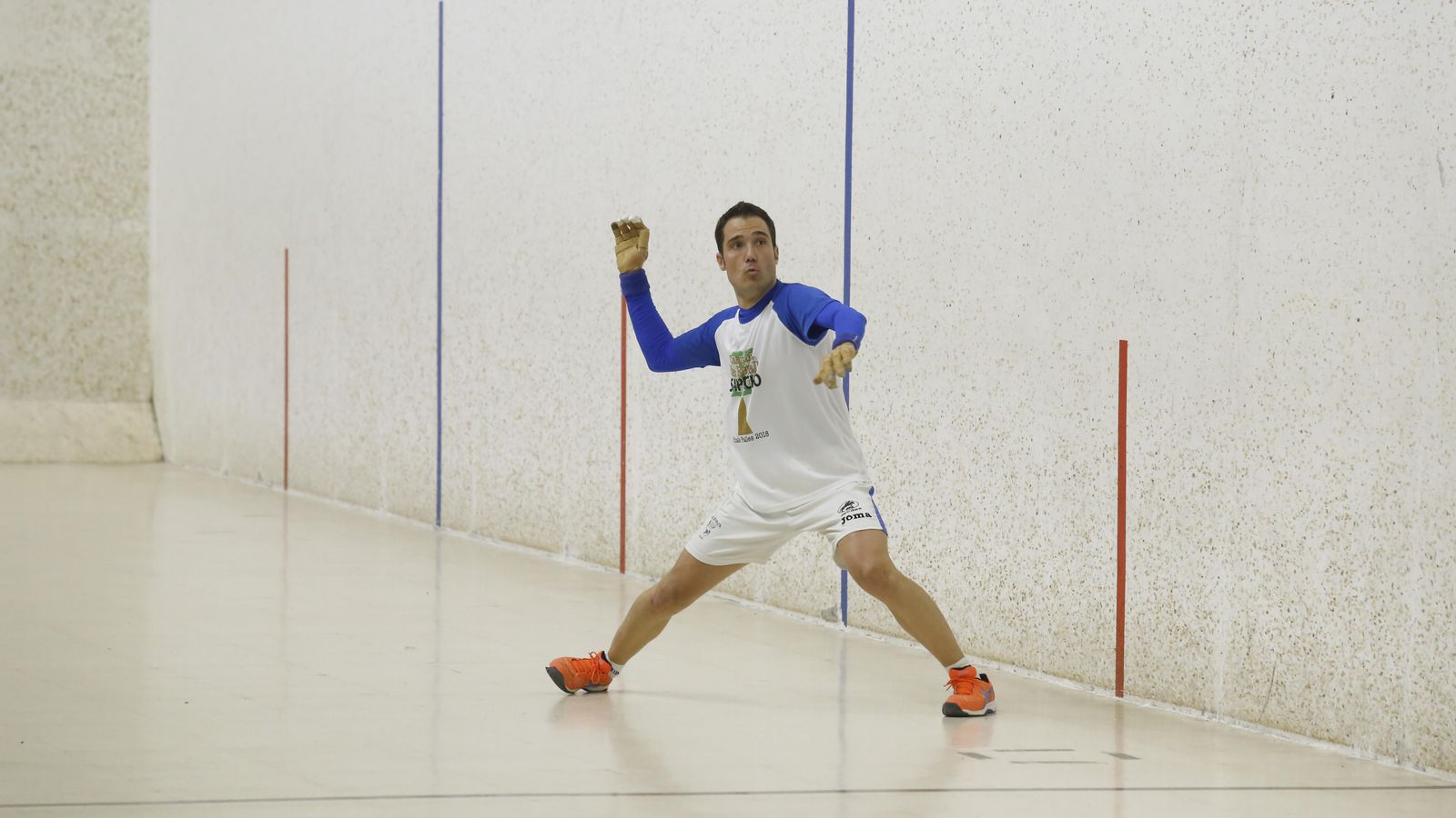 Xauxi es disposa a jugar de volea