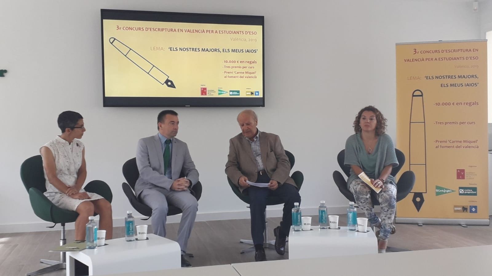 Membres de l’Acadèmia Valenciana de la Llengua durant la presentació