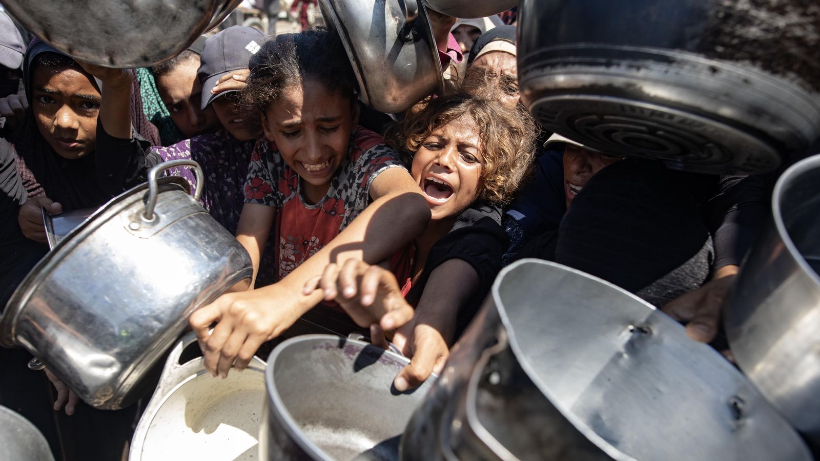 Xiquets palestins desesperats per a rebre menjar en Khan Yunis, en el sud de la Franja de Gaza, este dissabte