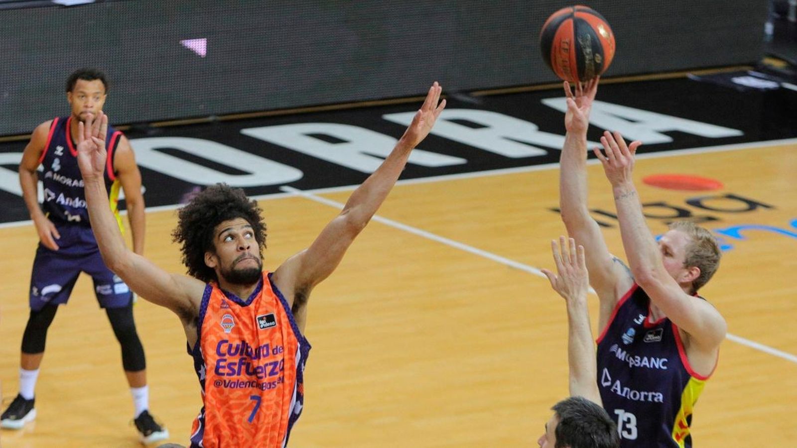 El taronja Louis Labeyrie tracta d'obstaculitzar el llançament de tres de Haukur Palsson, de l'Andorra