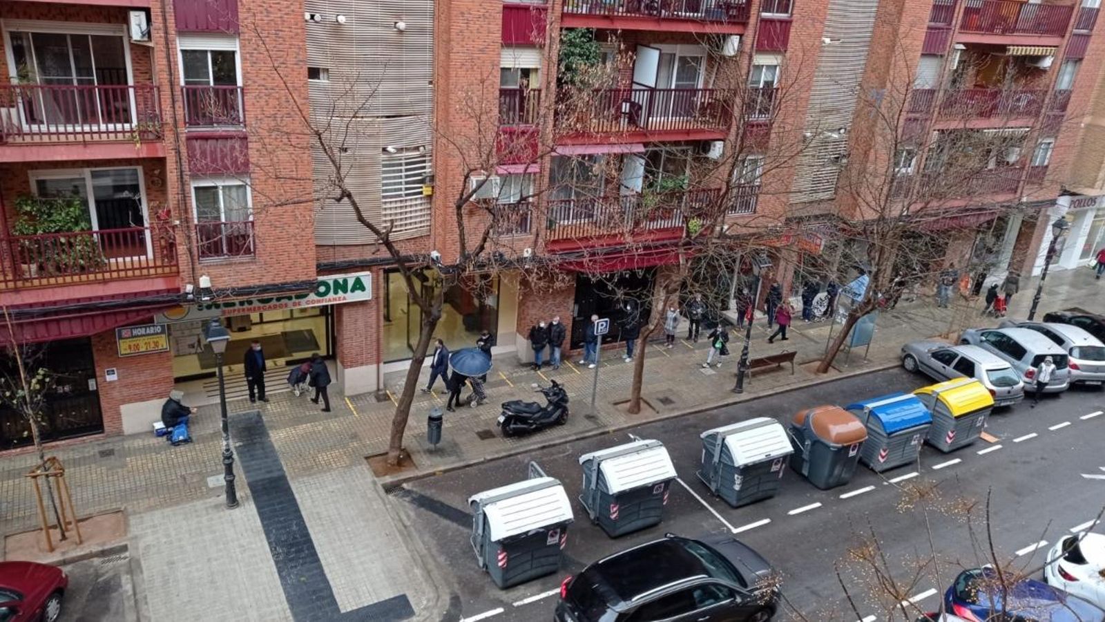 Cues de gent davant un supermercat al barri de Sant Isidre a la ciutat de València
