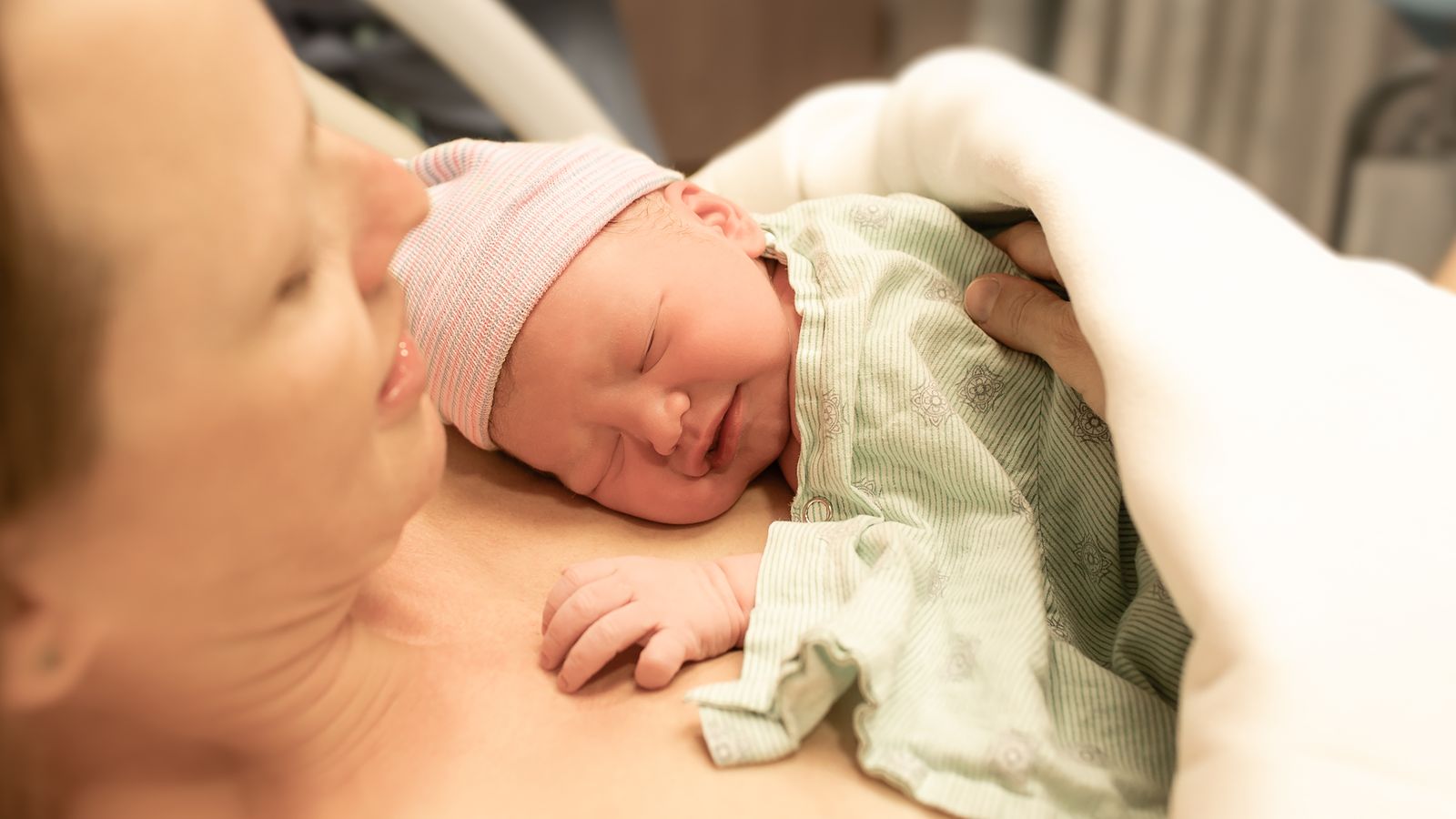 Una mare sosté al seu bebé en una imatge d'arxiu