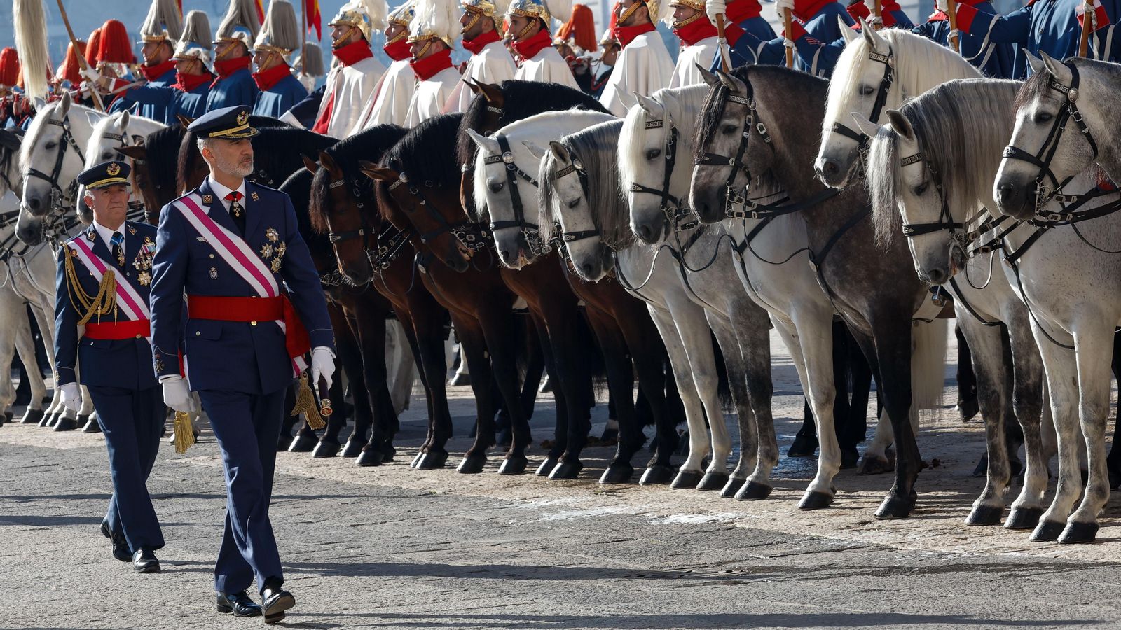 El rei Felip VI passa revista a les tropes durant la celebració de la Pasqua Militar