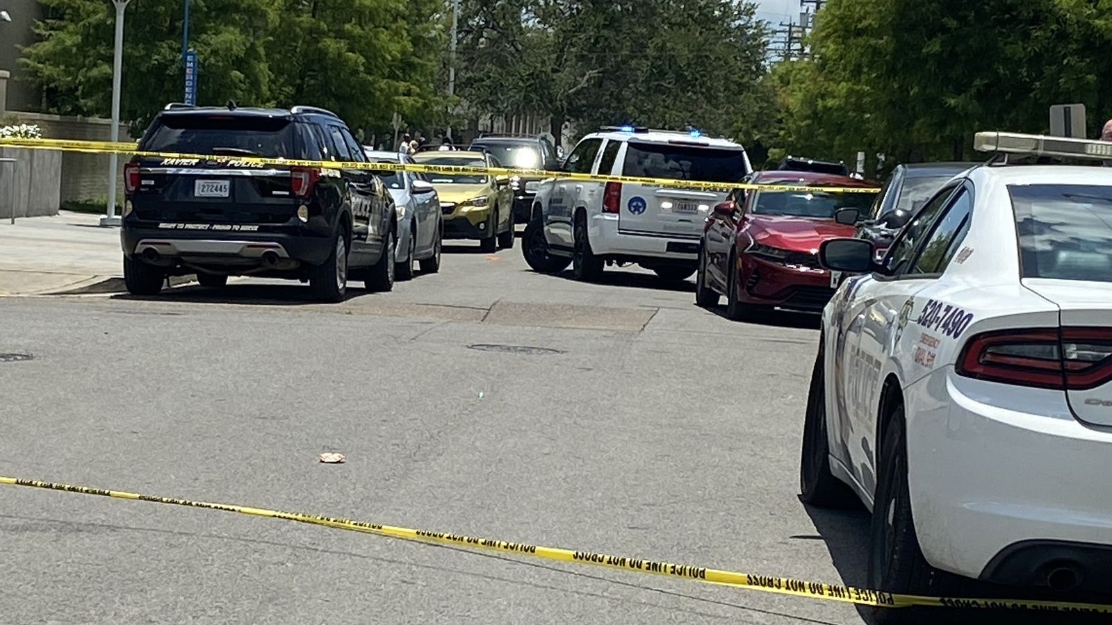 Imatges de la zona del tiroteig, precintada per la policia local