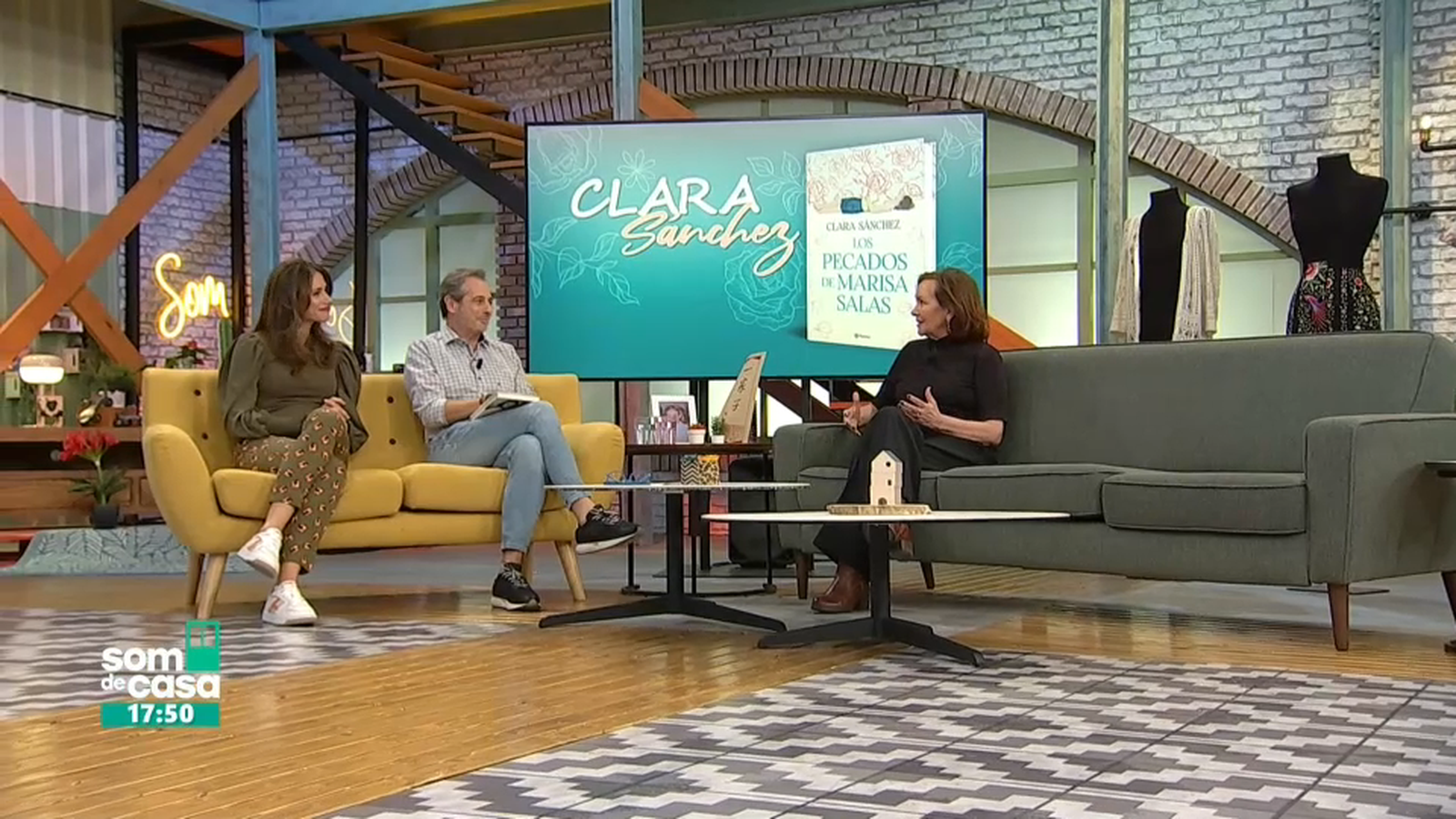 Clara Sánchez amb Gemma Payà i Ximo Rovira al plató de 'Som de casa'