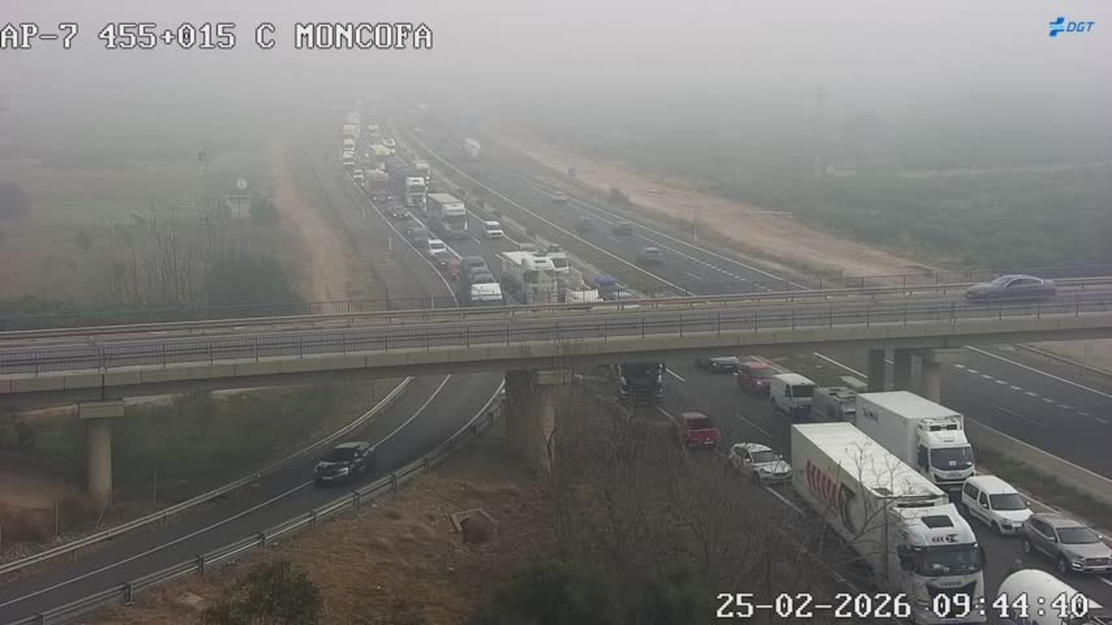 Cues a l'AP-7 per l'accident entre dos camions a Moncofa