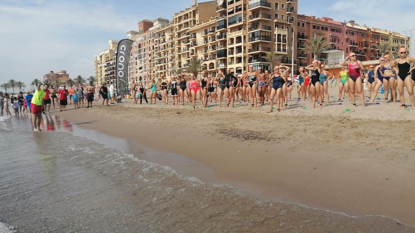 Un grup de persones participa en una travessia solidària, en una imatge d'arxiu Un grup de persones participa en una travessia solidària, en una imatge d'arxiu