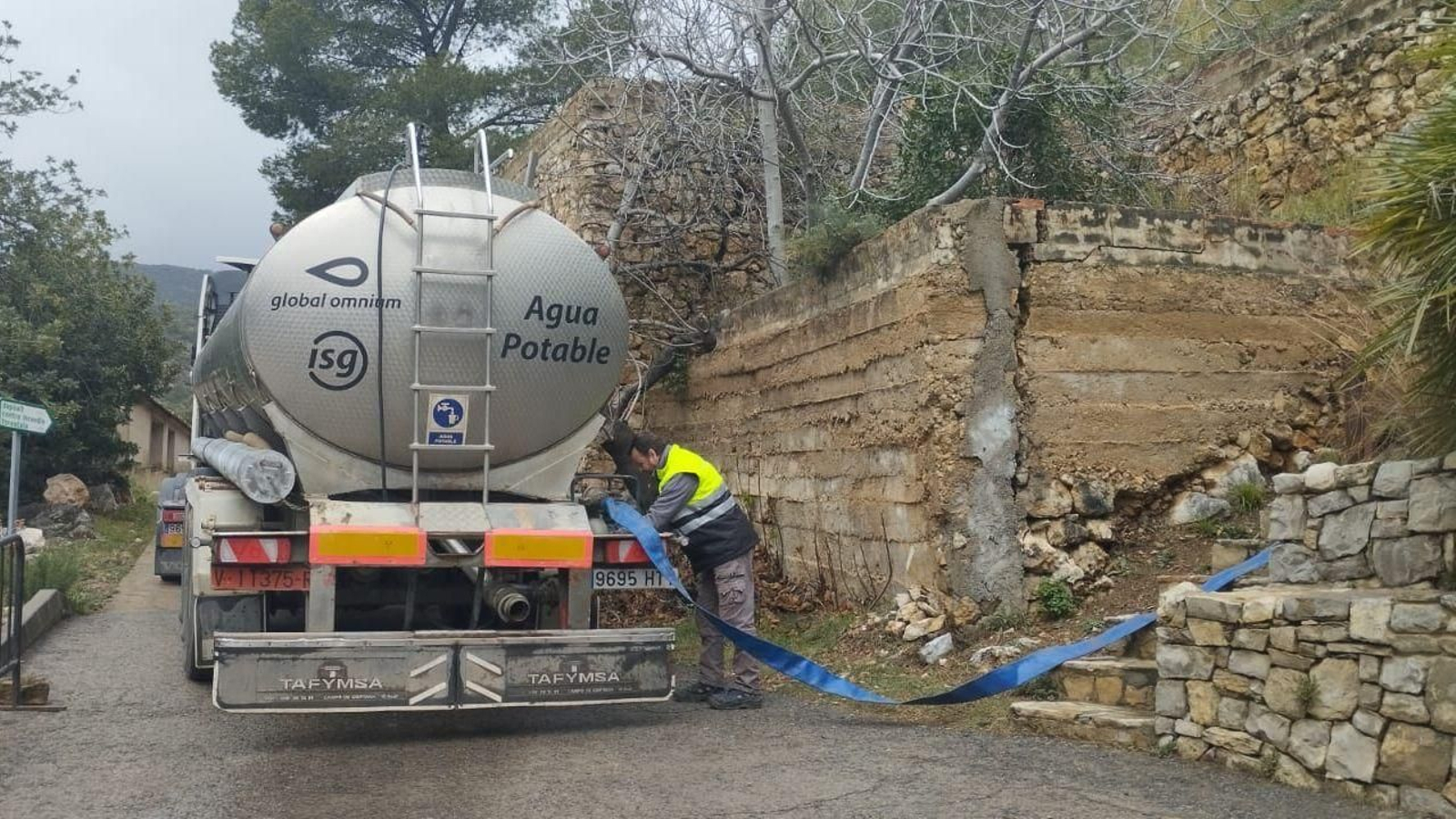 Un camió cuba recull aigua potalbe per al veïnat de Sot de Xera