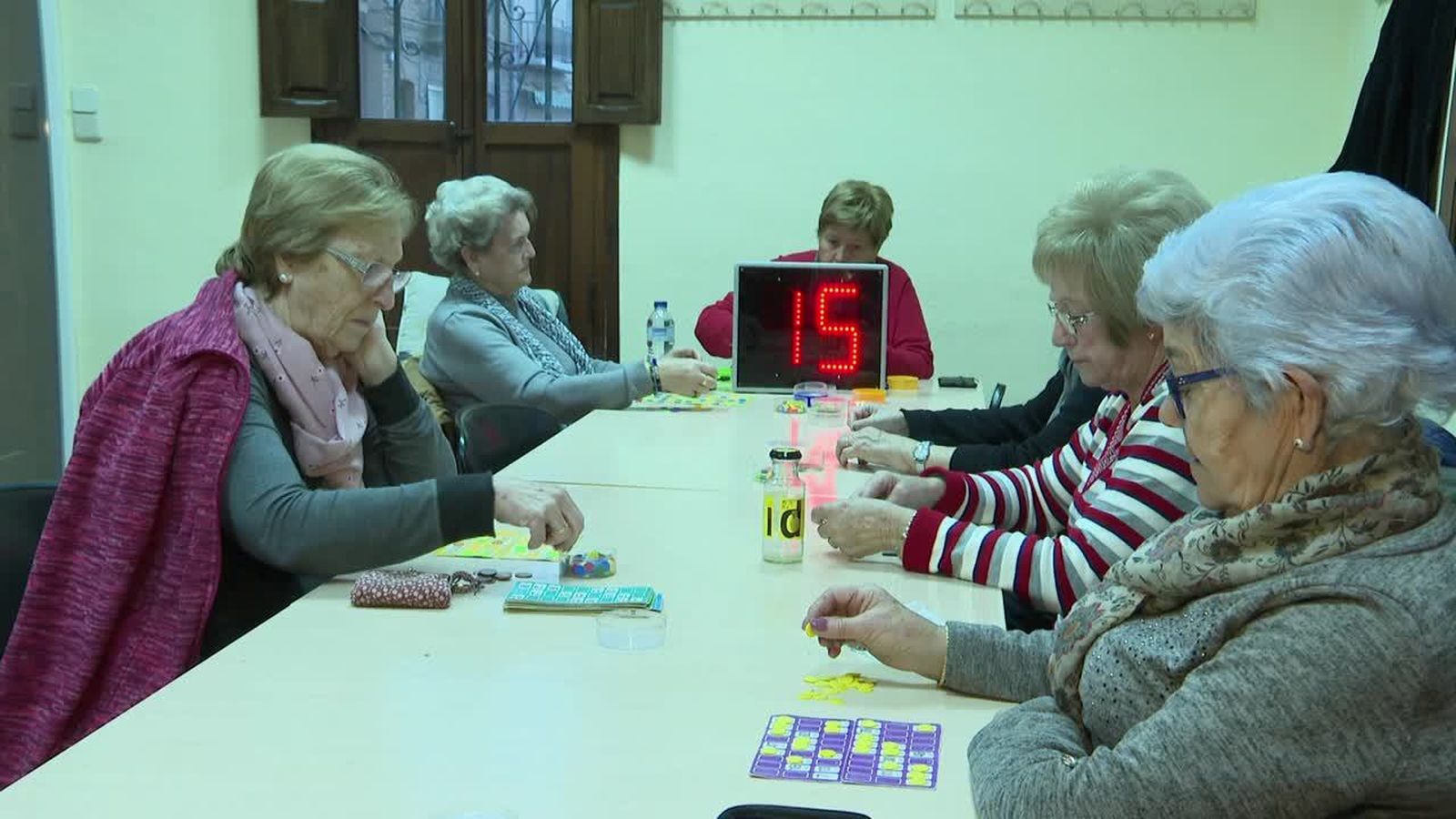Diverses dones en un centre de majors
