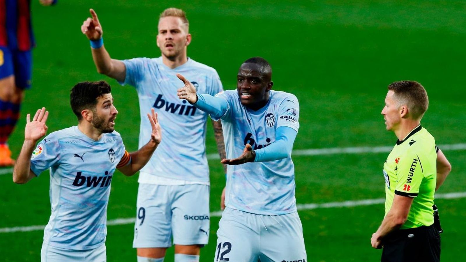 Els jugadors del València protesten una decisió arbitral en el partit contra el Barça