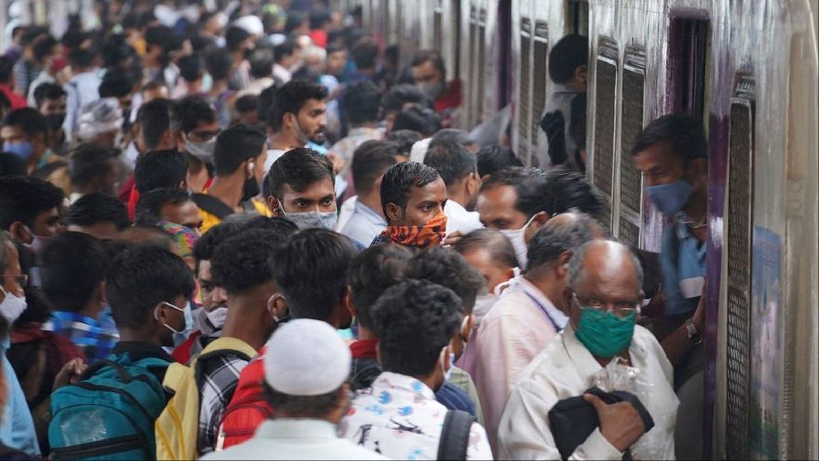 Viatgers en una estació de tren a l'Índia