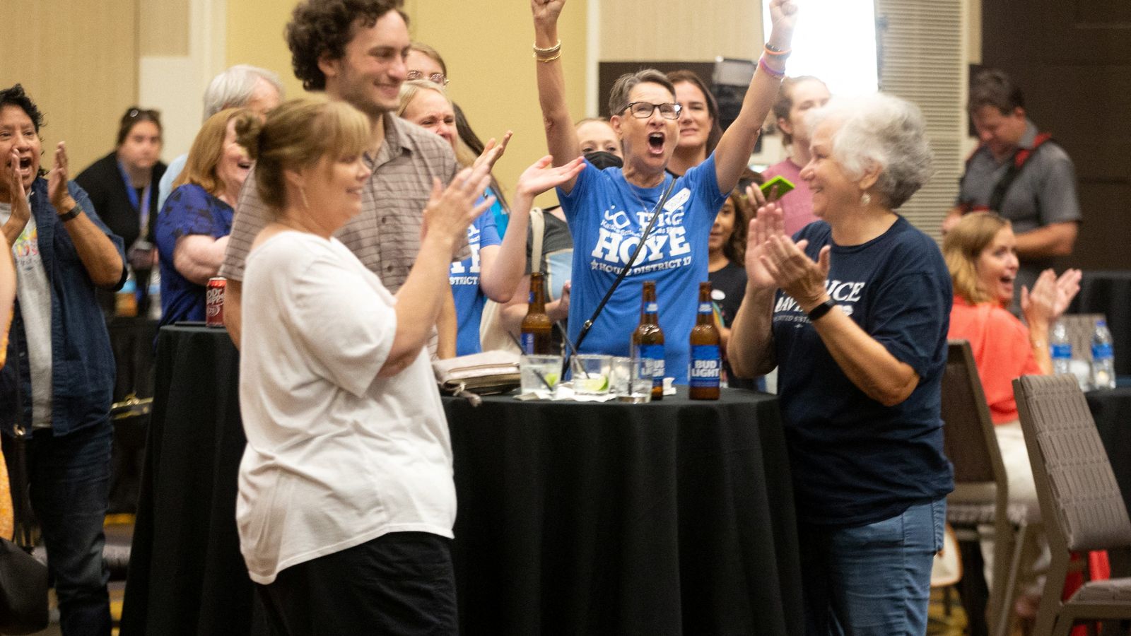 Els partidaris del dret a l'avortament mostren la seua alegria davant el rebuig de les votacions a la prohibició de l'avortament a Kansas, els Estats Units