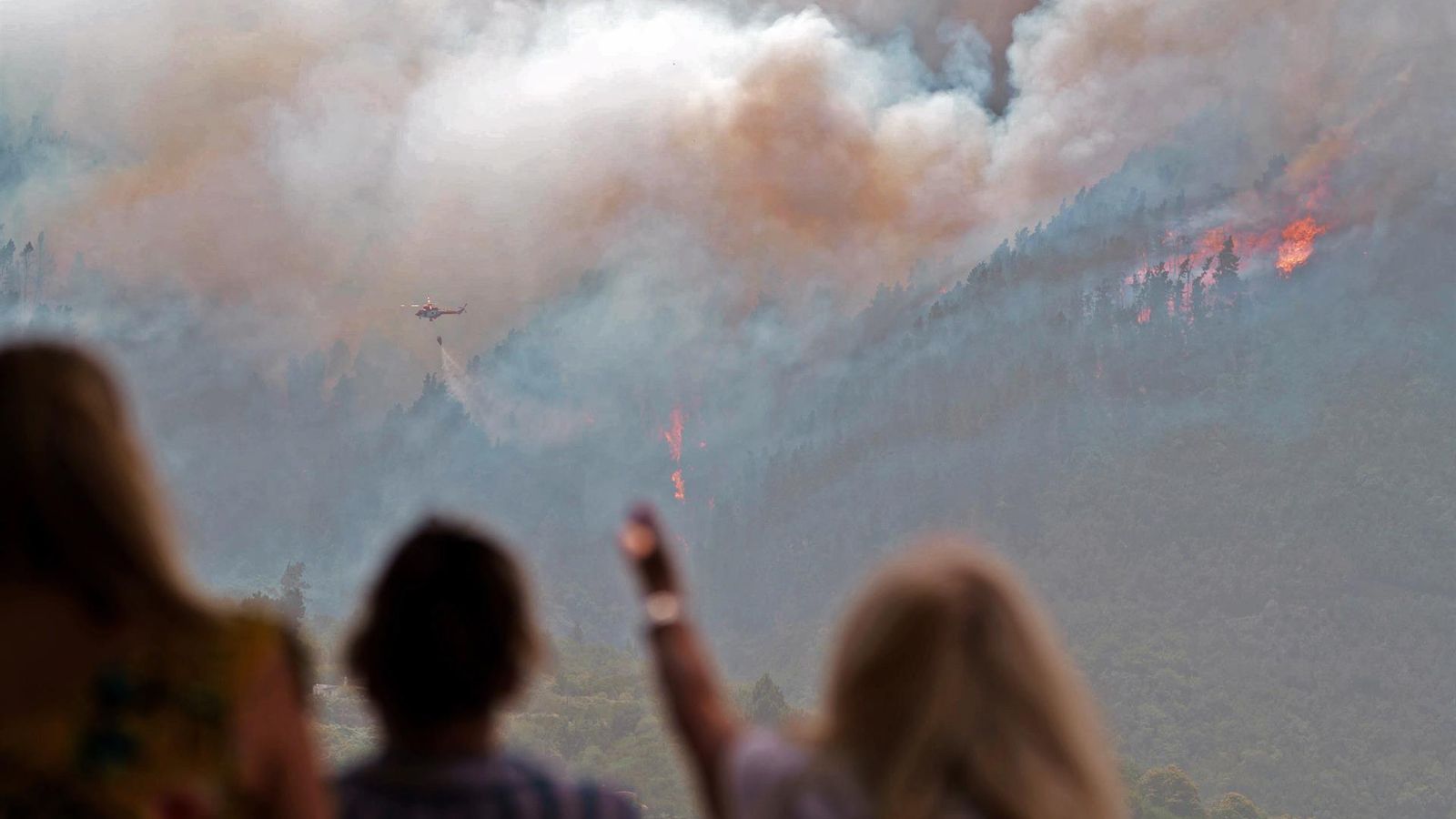 Veïnat de Los Realejos, a Tenerife, contempla des de lluny les flames
