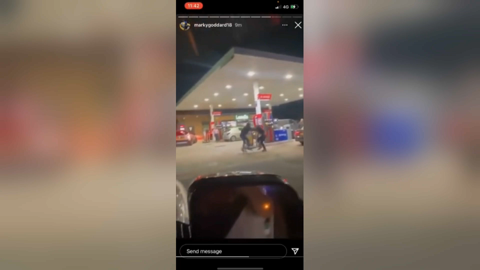 Dos joves barallen davant una gasolinera al Regne Unit