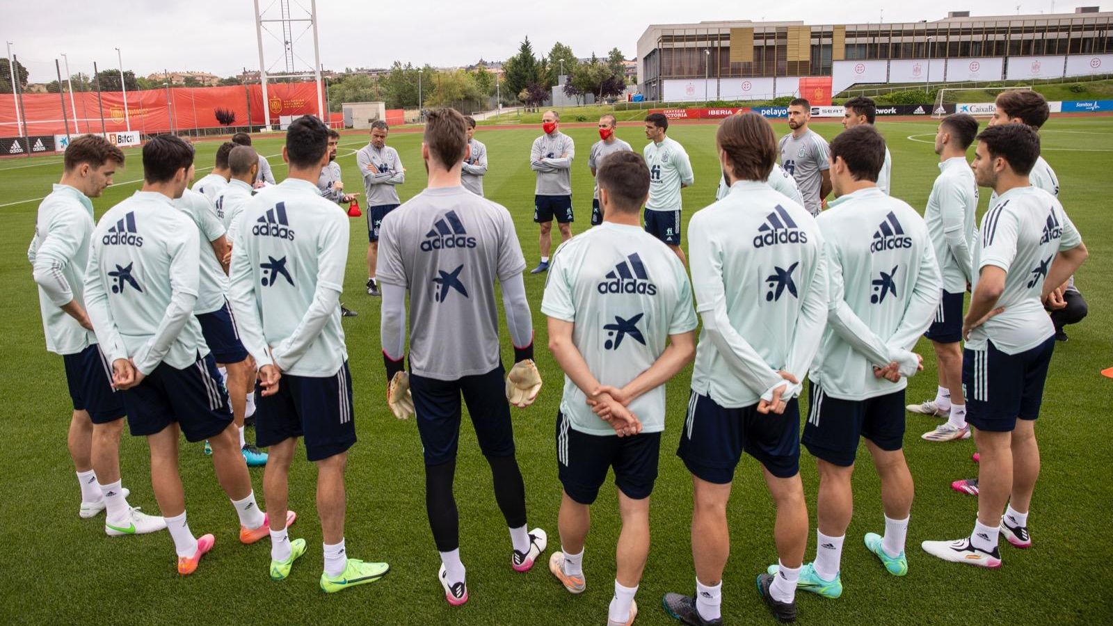La selecció espanyola en una xarrada en un entrenament