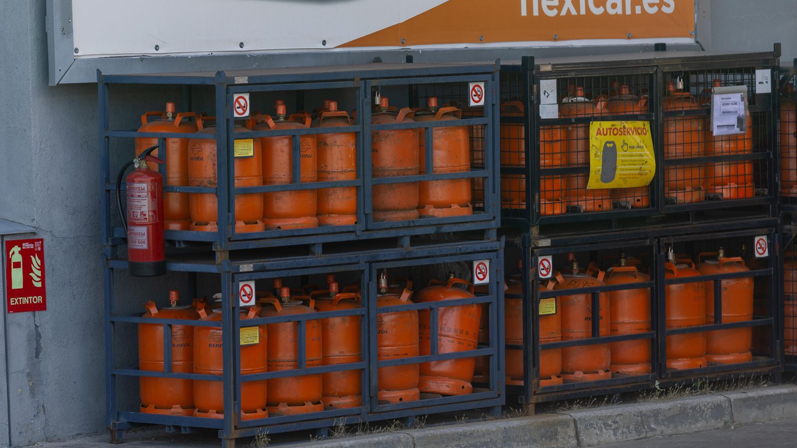 Bombonas de butano en una gasolinera