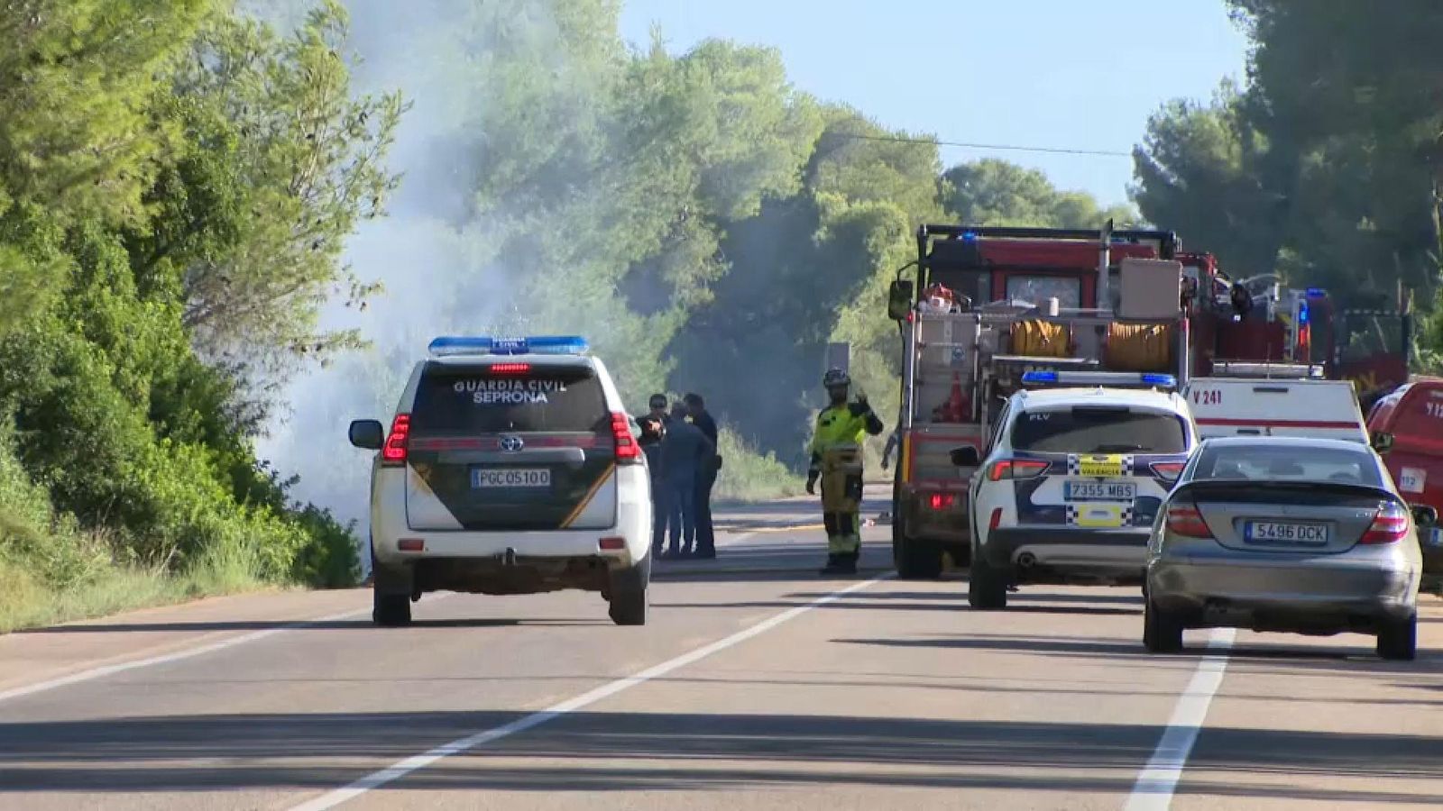 Les brigades forestals resfrescaven i desbrozaven la zona de la Devesa que es va cremar dissabte per a evitar el revifament de les flames
