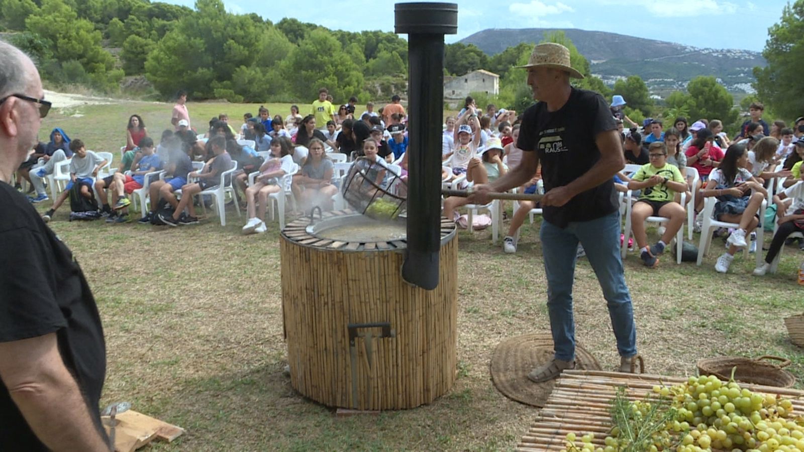La xicalla de Teulada-Moraira aprén com s'escalda la pansa