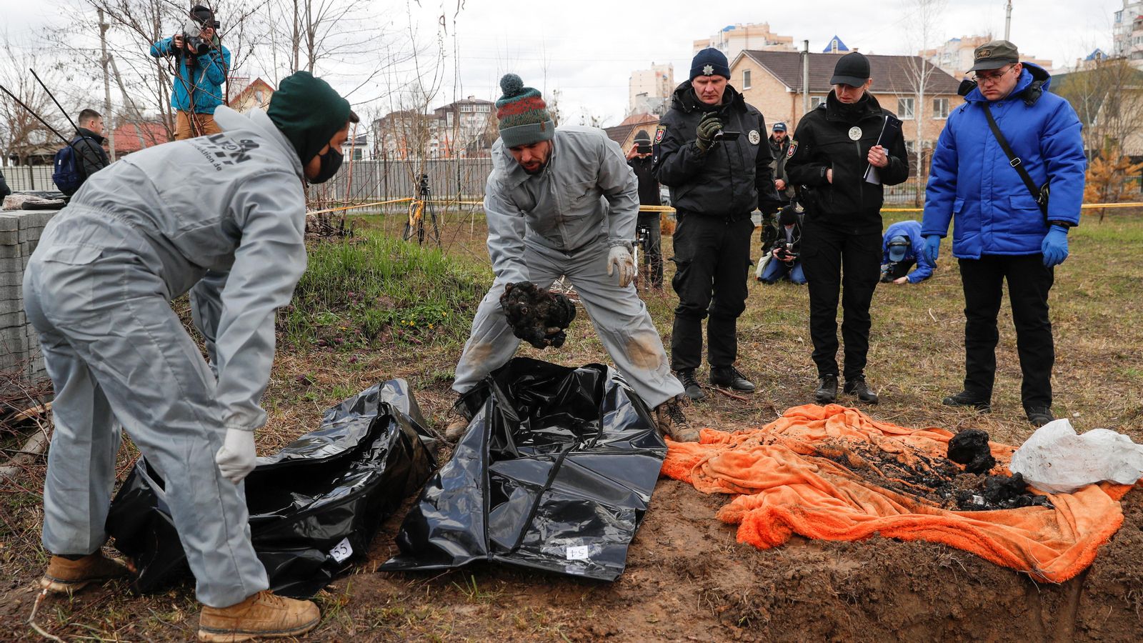 Forenses ucraïnesos exhumen cadàvers de Butxa per a la investigació sobre crims de guerra Forenses ucraïnesos exhumen cadàvers de Butxa per a la investigació sobre crim de guerra
