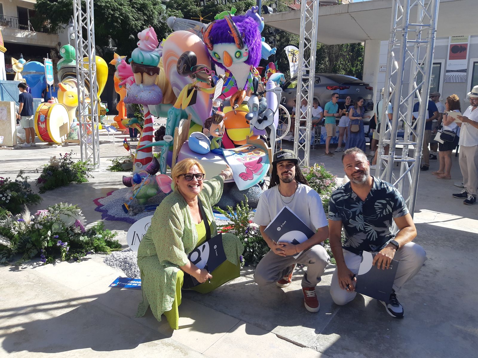 El jurat de La Colla amb la foguera infantil Sèneca-Autobusos, guanyadora del premi del públic de La Colla de 2024 